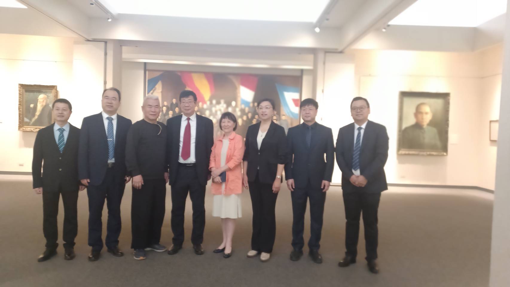 陝西師範大學游旭群校長一行等參訪華岡博物館，劉館長陪同導覽