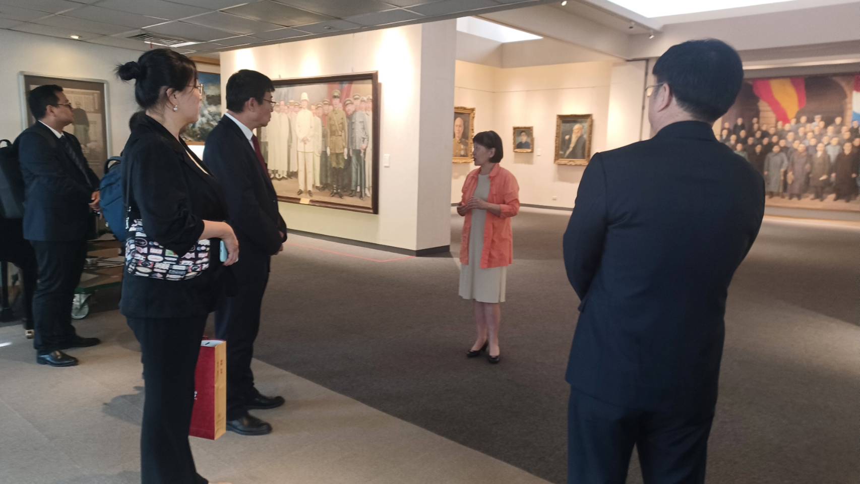 陝西師範大學游旭群校長一行等參訪華岡博物館，劉館長陪同導覽