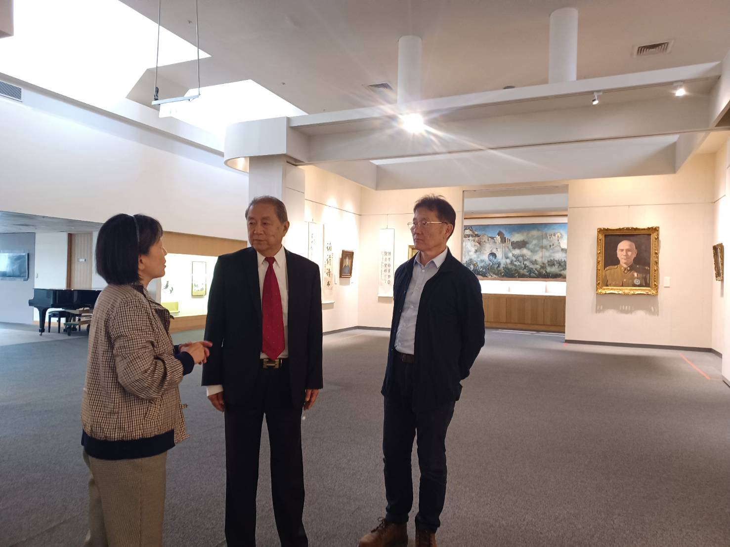旅美第二屆市政系校友丁楷學長，由社資長林柏杉陪同參訪博物館