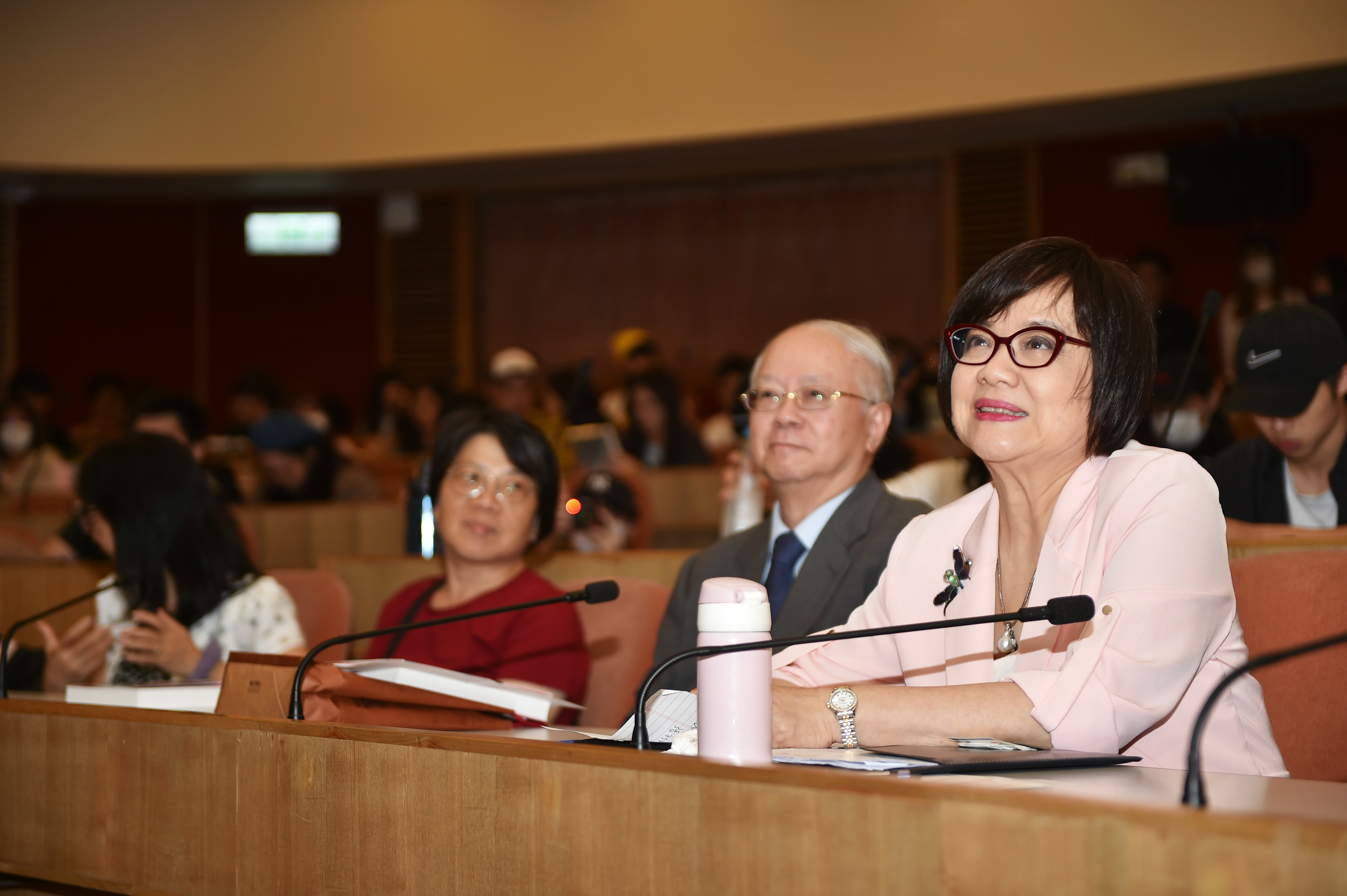 英文系傑出校友董繼玲女士, 陳潤吾教授（ 加州聖荷西州立大學 ）和陳智權理事長（ 國際領袖基金會台灣分會）一同參觀博物館