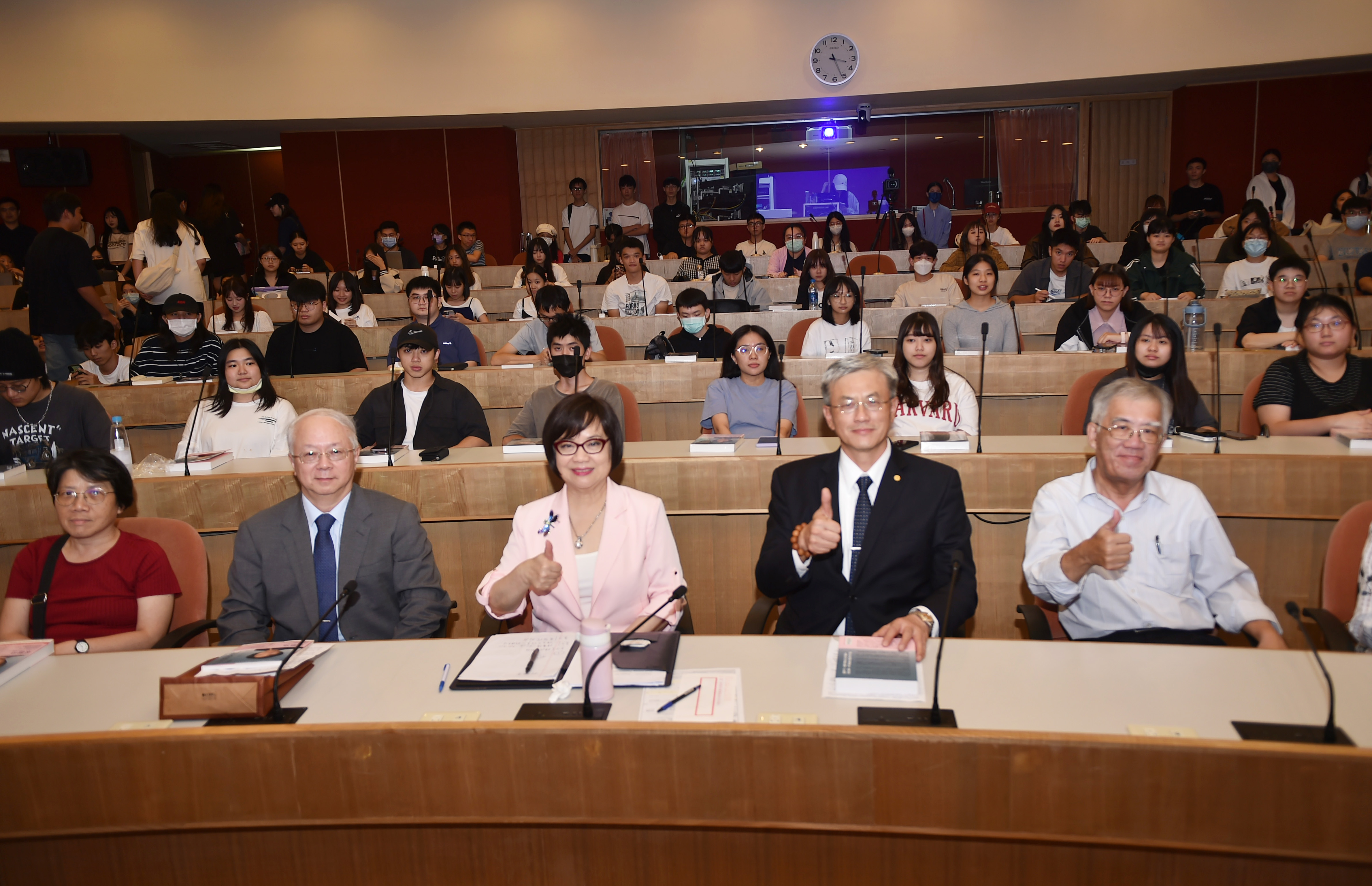 英文系傑出校友董繼玲女士, 陳潤吾教授（ 加州聖荷西州立大學 ）和陳智權理事長（ 國際領袖基金會台灣分會）一同參觀博物館