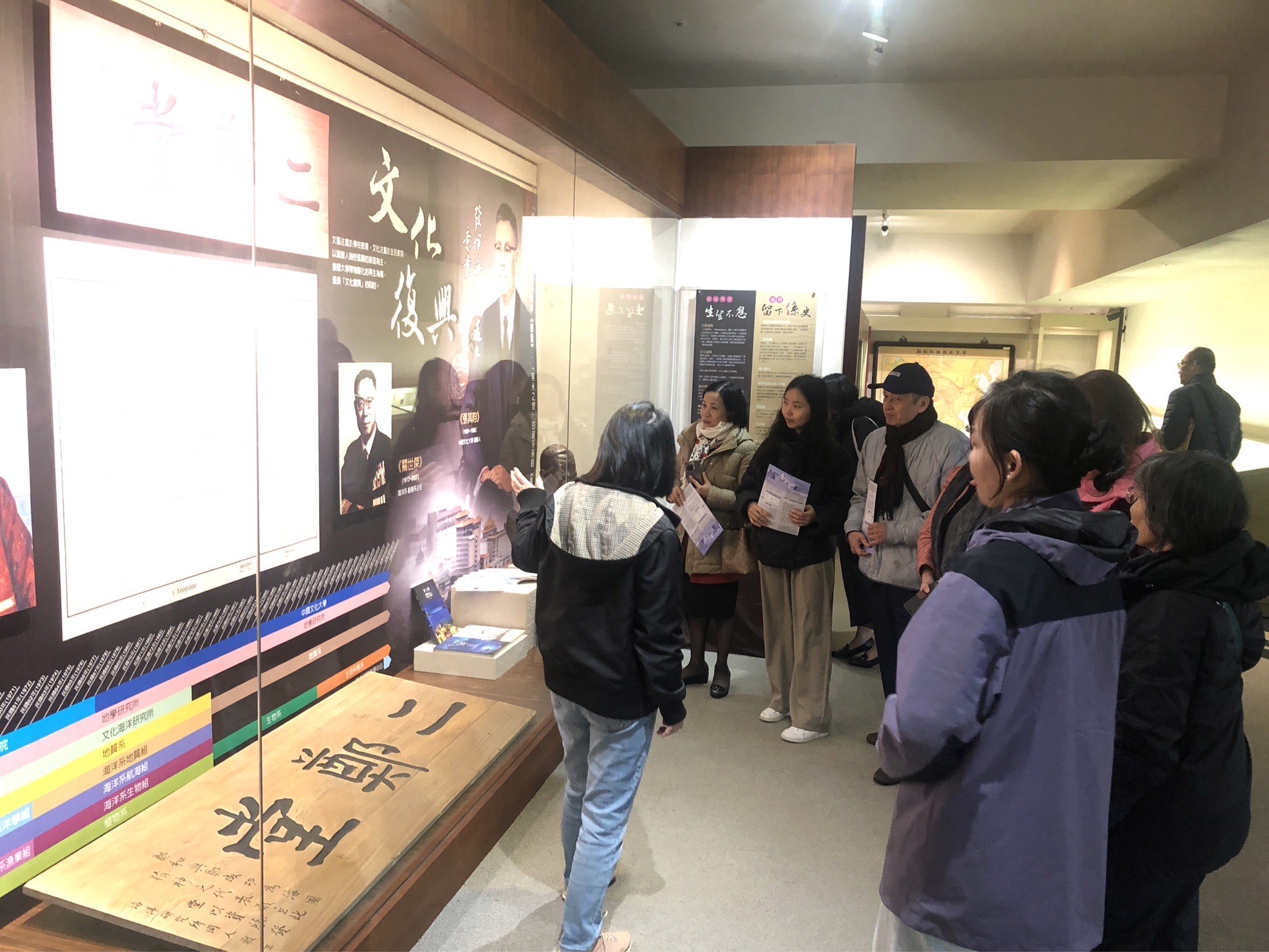 越南京北國際學校與新北市金山高中聯袂同行參觀博物館  越南京北國際學校阮如和校長等21位師生與新北市金山高中陳玉桂校長和高晉強教務主任、聯袂同行參觀博物館，本校王淑音副校長與方元沂永續創新學院等師陪同。