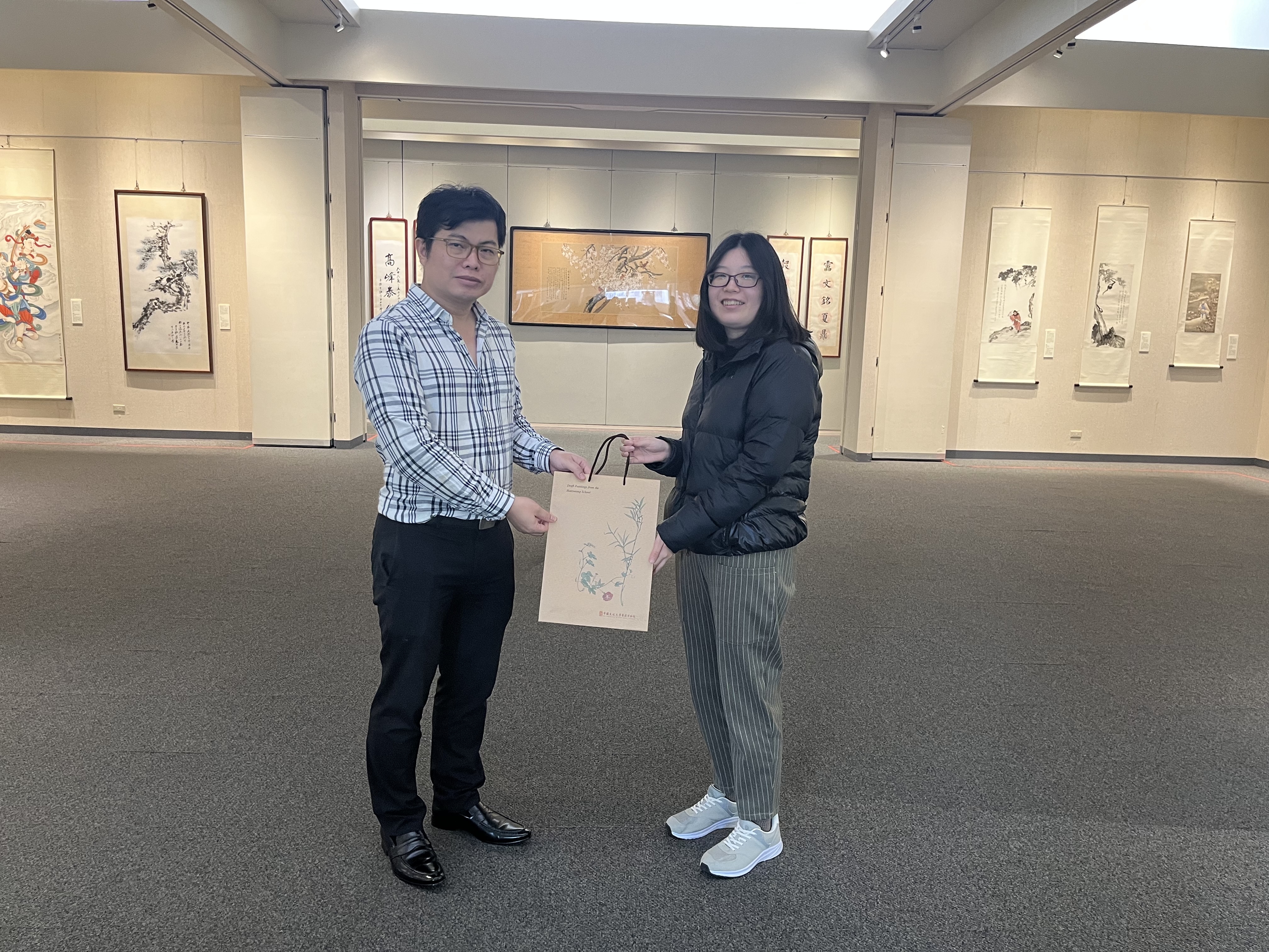 12/22新加坡校友會阮輝仁會長參訪博物館 | 華岡博物館