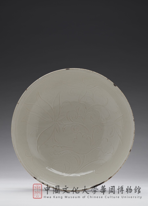 宋代 定窯 刻劃花荷花紋盤