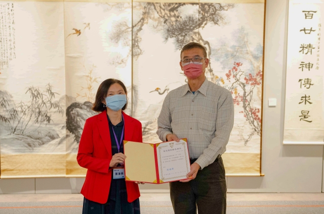 海燕董事頒發感謝狀給黃緯中老師