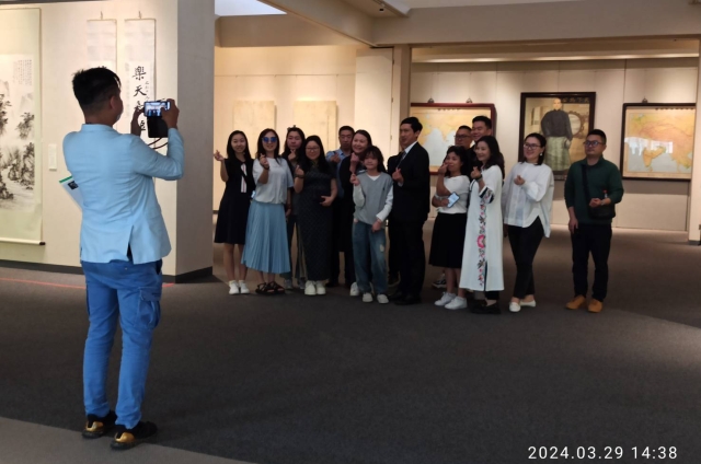 華南歷史碩士班師生於3月29日下午參觀本館