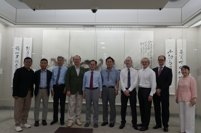 日本創價大學3位、韓國慶南大學5位學者和國發所陪同錢一寧、吳義誠等一行等10位參訪博物館
