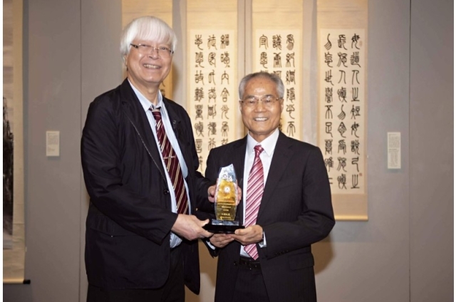 何崇輝五百件捐贈，跨世代藝術收藏的永續傳承──華岡博物館