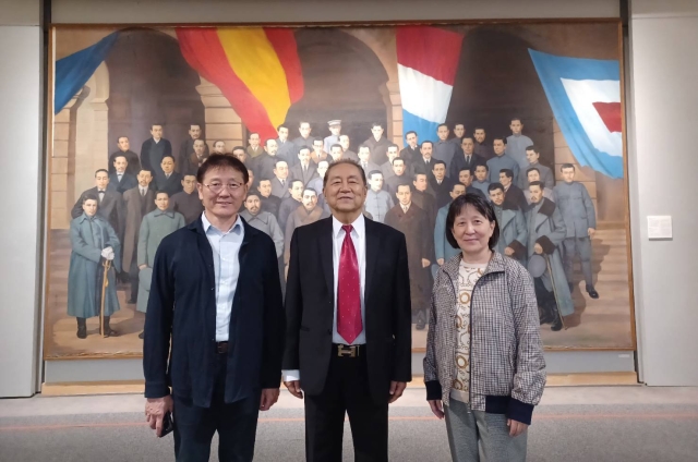 旅美第二屆市政系校友丁楷學長，由社資長林柏杉陪同參訪博物館