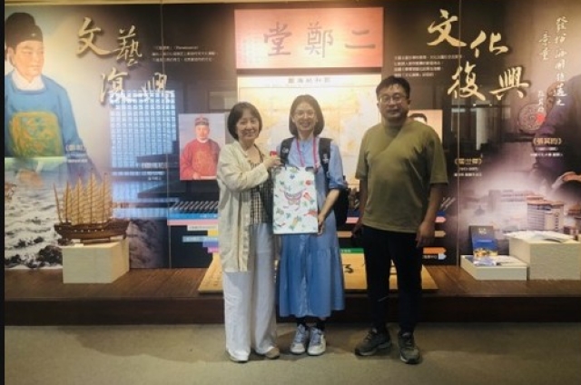 越南聯合高中生暑期營隊在阮氏清莉力專員帶領下參訪博物館