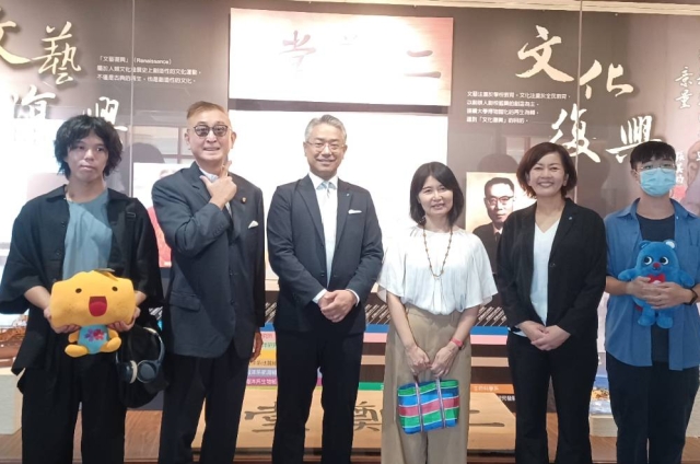 日本穴吹エンタープライズ株式會社三村和馬社長藤川陽子等一行4人，本校日文系陳毓敏系主任陪同參觀博物館