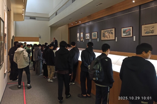 資訊傳播學系徐明景教授帶領50位學生參觀 "現代風華●藝術薪傳"展覽