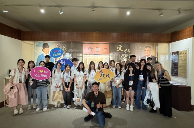 香港大學共21位學生在館方導覽人員的引領下了本館的展區，依序參觀，學員們展現了極高的專注力與好奇心。