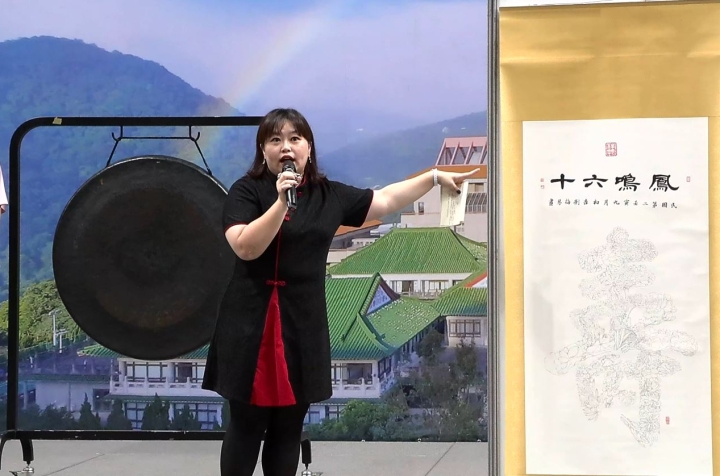 2023文大校友返校節 校友餐會義賣棒球簽名球及畫作募款近40萬元，華岡博物館劉梅琴館長捐贈畫作拍賣。