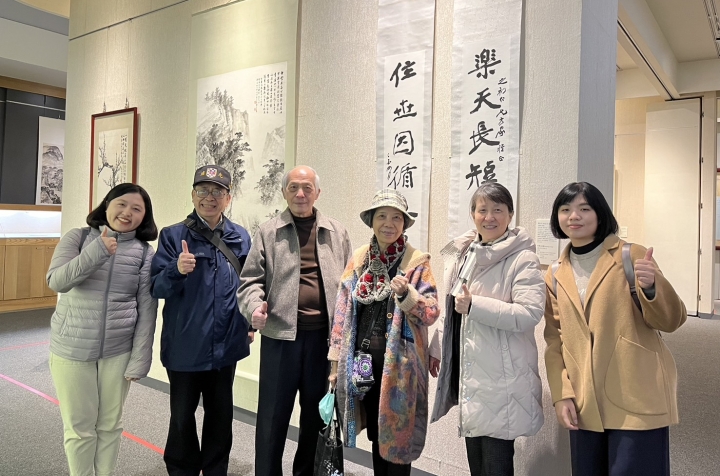 本校新聞系傑出系友陳信夫、劉菊英、慶正、虞煥榮、朱俋圜和邱惠鈺一行等參觀博物館