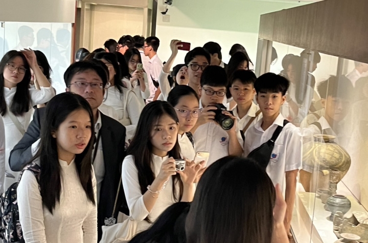 越南阮必成高中6月18日參訪博物館