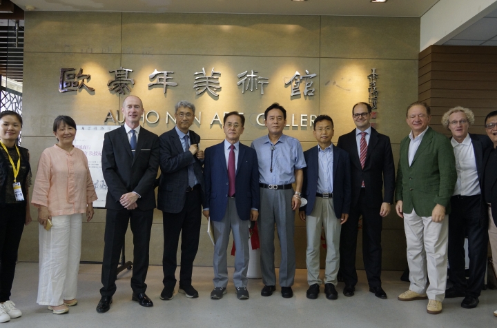 日本創價大學3位、韓國慶南大學5位學者和國發所陪同錢一寧、吳義誠等一行等10位參訪博物館