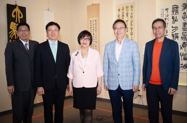 英文系傑出校友董繼玲女士, 陳潤吾教授（ 加州聖荷西州立大學 ）和陳智權理事長, 侯光杰理事（ 國際領袖基金會台灣分會）一同參觀博物館