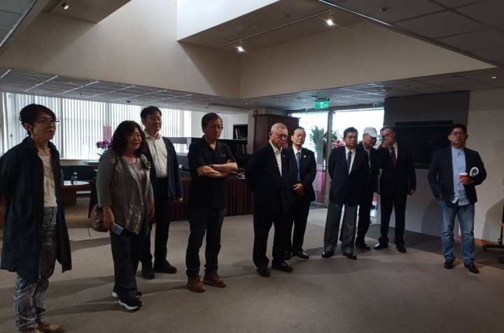 113年度傑出校友遴選委員會委員一行等參觀華岡博物館，劉館長親自接待導覽