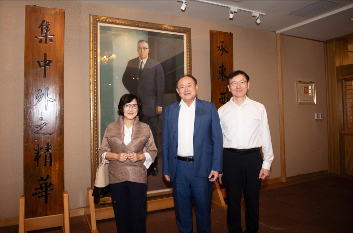 法國校友會長蔡國泰校友（60法文）與張春娟校友（63國樂）參訪華岡博物館