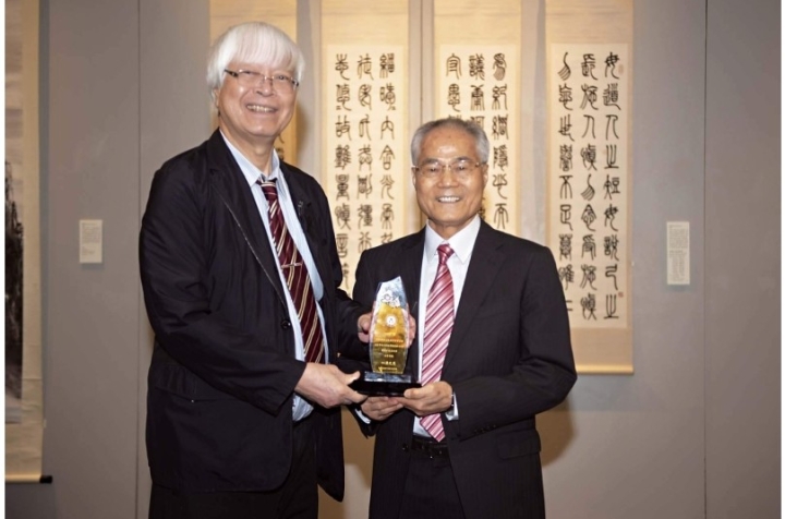 何崇輝五百件捐贈，跨世代藝術收藏的永續傳承──華岡博物館