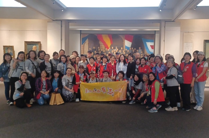 台北市孔廟志工年度研習活動黃穗蘋執行秘書帶仄行領近50人參訪華岡博物館。