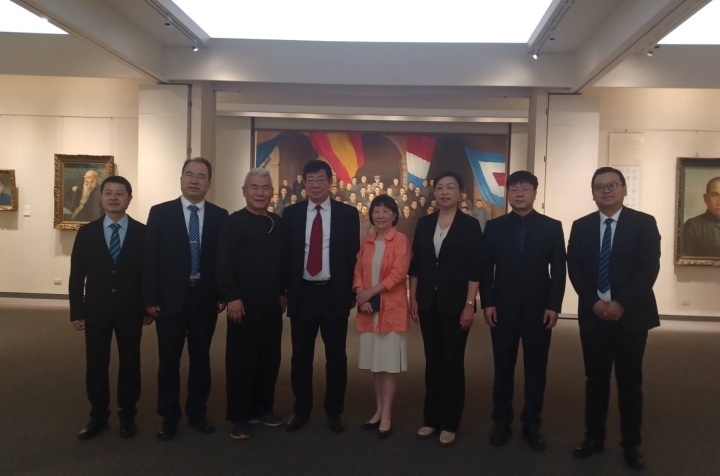 陝西師範大學游旭群校長一行等參訪華岡博物館，劉館長陪同導覽