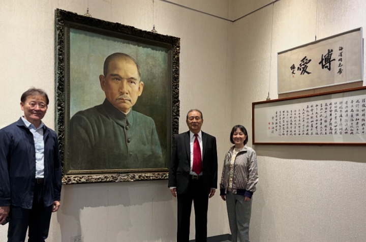 旅美第二屆市政系校友丁楷學長，由社資長林柏杉陪同參訪博物館