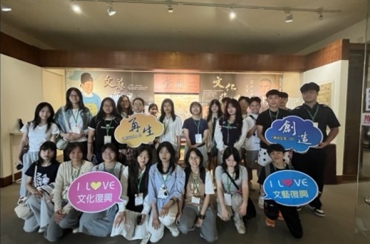 越南聯合高中生暑期營隊在阮氏清莉力專員帶領下參訪博物館