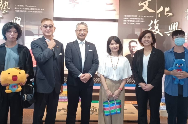 日本穴吹エンタープライズ株式會社三村和馬社長藤川陽子等一行4人，本校日文系陳毓敏系主任陪同參觀博物館