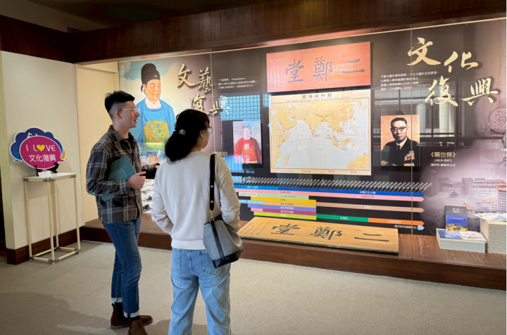 跟著導覽員的腳步 發現作品與文物的故事