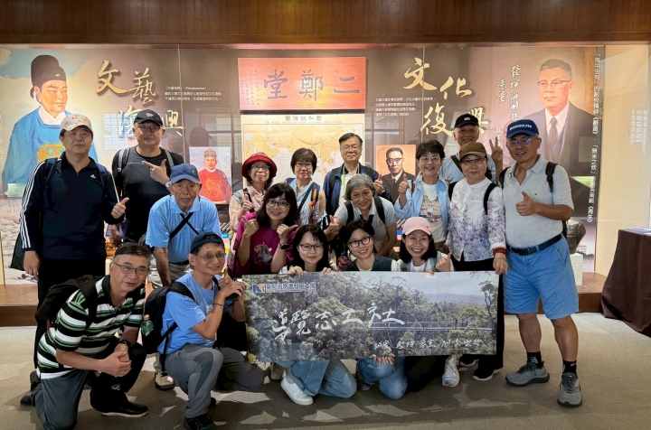 展廳裡的最美風景 歡迎南港社區大學！